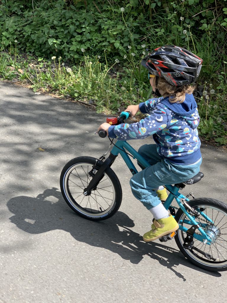 Radfahren lernen ein neues Fahrrad für den Kleinen