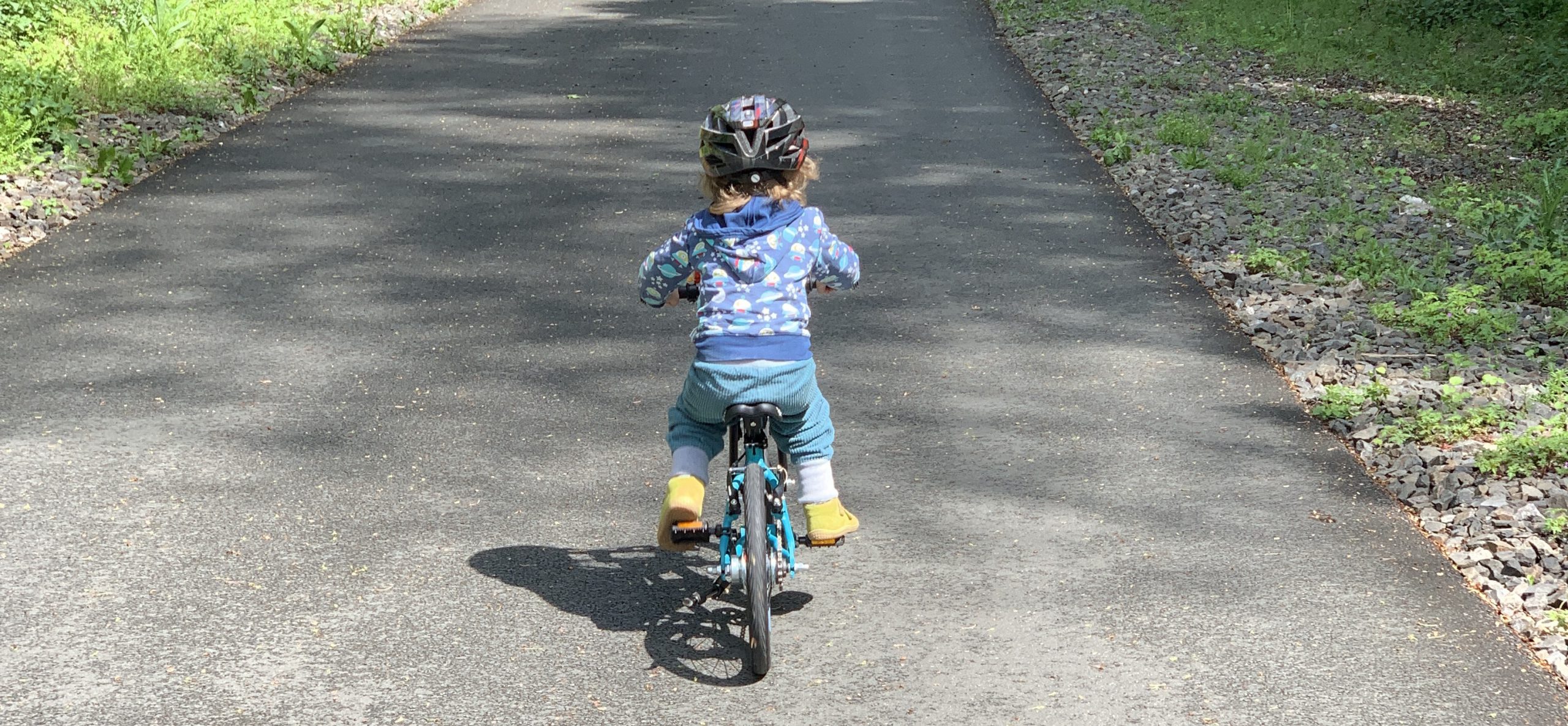 Radfahren lernen ein neues Fahrrad für den Kleinen